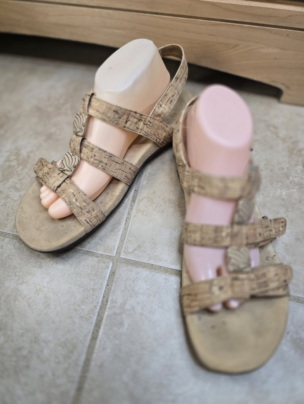 VIONIC Amber Gold Cork Adjustable Strappy Orthotic Comfort Sandal Size 11